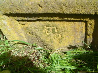 Sockel der Steinbank mit Steinmetz-Zeichen