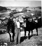 Gerhard Baldes mit 2 Pferden